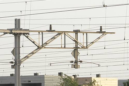 Aparte constructie op station Venlo. Aan portaal is een constructie voor 2 sporen bevestigd