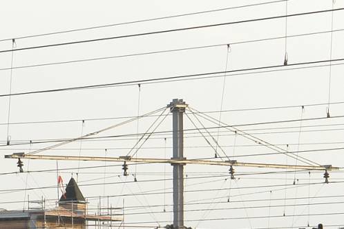 Aparte bovenleidingmast op station Venlo. 1 mast overspant 4 sporen