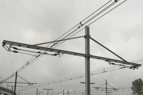 Enkele mast overspanning voor 2 sporen met zeer beperkte afstand tussen draagkabel en rijdraad