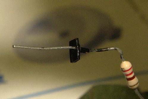 Een 'fotocamera' samengesteld uit een stukje messing plaat en 0,8 millimeter messing buis