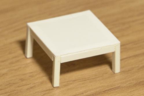 Een miniatuur-werktafel van 0,25 millimeter styreenplaat, vierkant styreen staf en nog wat andere styreenstrips