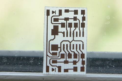 Het onbestukte printje voor de zwaailichten, afmetingen ongeveer 30 x 20 millimeter