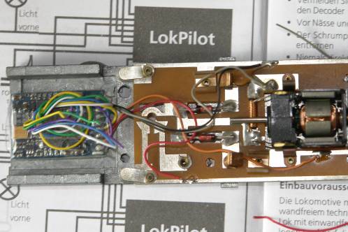 De print van het Roco Gläsener Zug samen met de decoder en extra bedrading