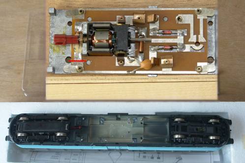 Model met decoder en opengeschroefde buik