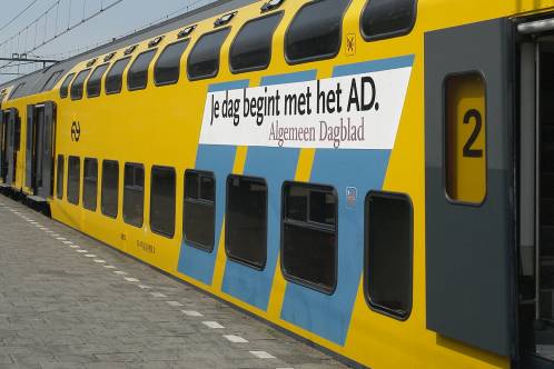 Reclamebaanblauw. Reclamebanen op een dubbeldeks-rijtuig op station Hoorn