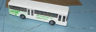 Faller car system bus onderweg over een weg van isolatieschuim