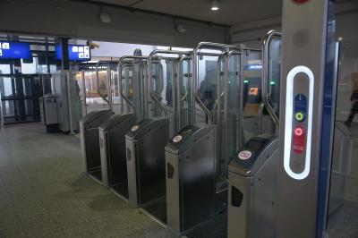 Nog ongebruikte poortjes station Zuid