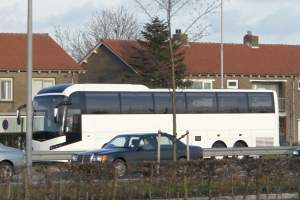 Witte touringcar bij Uitgeest