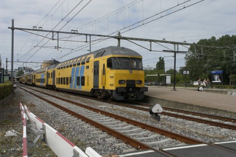 Treinstam 7443 trekt op