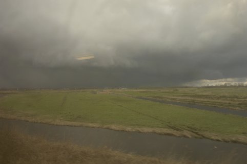Zeer dreigende wolken boven 'het vlakke land'