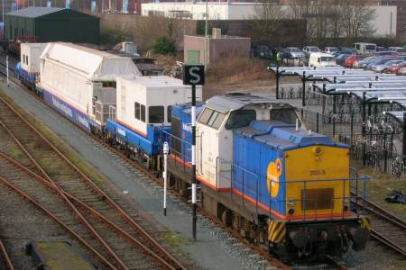 VolkerRail's 203-5 met mobiele werkplaats in Hoorn