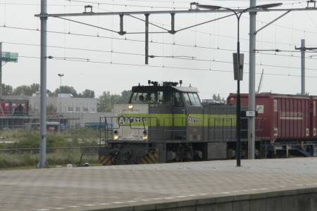 ACTS loc 7104 komt langs met de AZK-trein