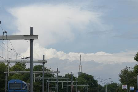 Vossloh lok, zendmast Hilversum en onweersbui.