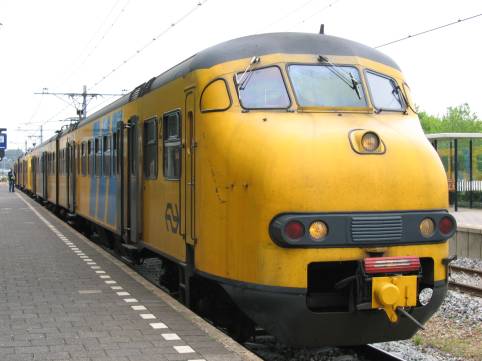 Dubbele plan V als trein 3345 op station P'end