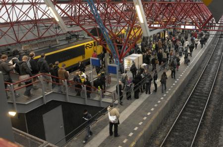 Grote mensenmassa's op station Zaandam