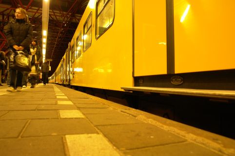Gestrande reizigers spoedden zich naar medewerkers na stremming