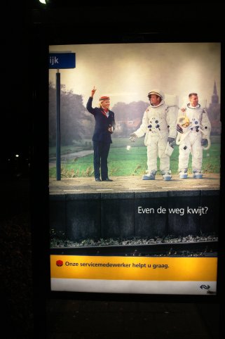 Domme reclame voor NS zelf op station Purmerend