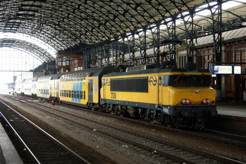 Sneltrein 2261 richting Delft