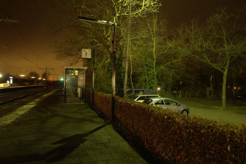 Griezelig perron zonder verlichting na storm
