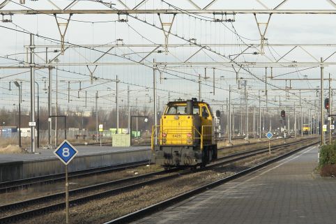 Losse loc 6425 door station Zaandam