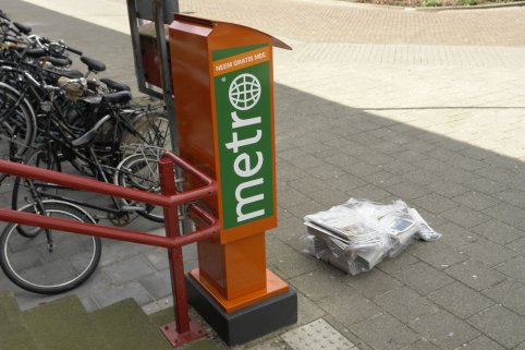 De Pers krantjes strategisch neergelegd voor Metrokrantenbak