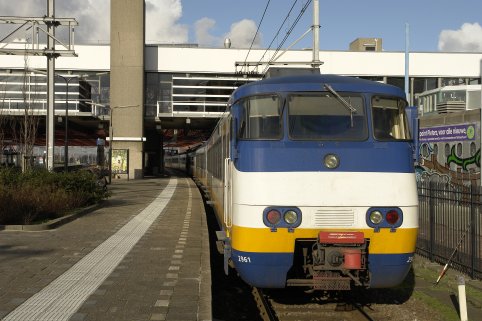 Trein 4736 in een winters zonnetje