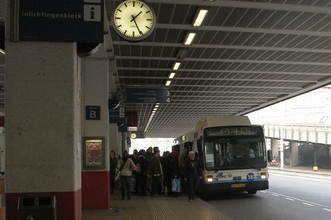 Grote drukte voor de bus naar Zuilen