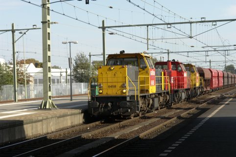 Driespan 6400'en, met Henry bemand komt door station Tilburg