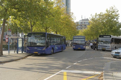 Blik op uitgang van busstation