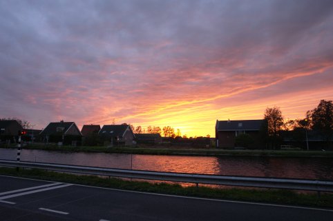 Zonsondergang vanaf een bushalte gezien