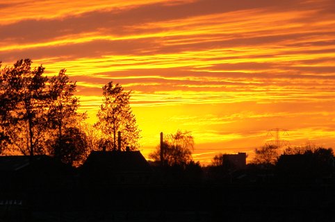 Zonsondergang vanaf een bushalte gezien