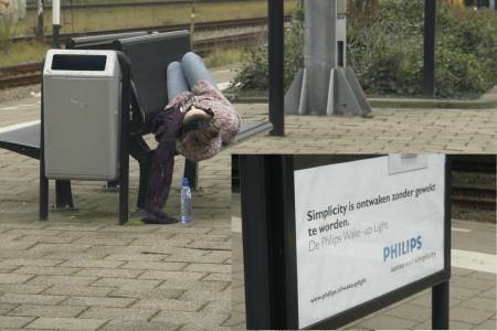 Schone slaapster bij reclamebord