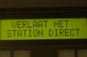 Verlaat het station direct