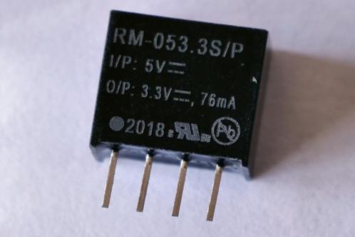 Een klein zwart blokje met 4 pennen, een Recom RM-053.3S/P DC/DC converter