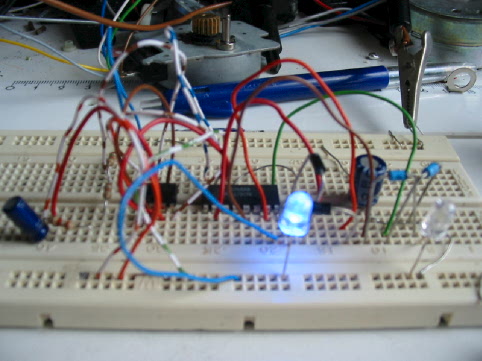 de schakeling op breadboard