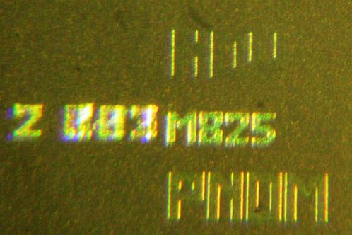 Cijfers en letters op een EPROM chip die mogelijk productie-maand en -locatie vermelden