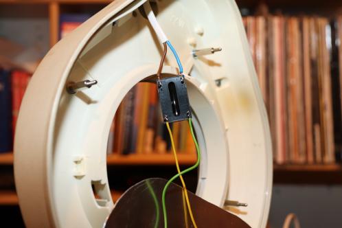 Kabel uit de lamp aangesloten op de LED-driver met de LEDs ook gemonteerd