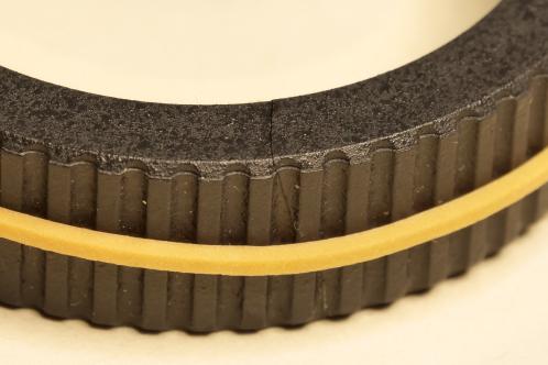 De zwarte vergrendelring van een JVC GY-HM750 zoeker met elastiekje na aanbrengen Plastic Weld