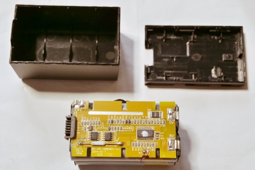 Twee grijze kunststof schaaldelen en 4 lithium-cellen met elektronicaprint, een JVC-SSL50 accu