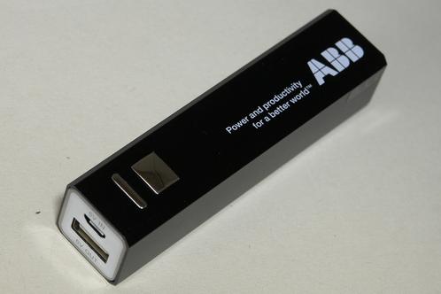 Een standaard goedkope Chinese powerbank met het logo en slogan van ABB opgedrukt ('Power and productivity for a better world')