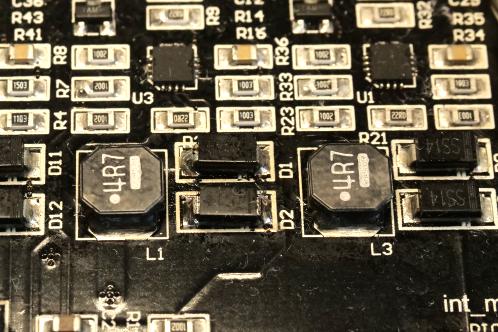 Een zwarte printplaat met SMD condensatoren, weerstanden, led-drivers, spoelen en twee nieuwe schottky diodes na vervanging daarvan in een Tristar 4 ledlampje