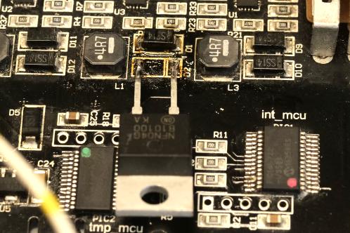 Een zwarte printplaat met diverse SMD-onderdelen en 1 gigantische Schottky diode met pootjes in TO-220 formaat ter test van een Tristar 4 ledlampje