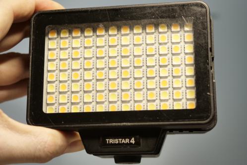Een zwart kastje met doorzichtig venster met daarachter 96 SMD LEDs, een tristar 4 ledlamp