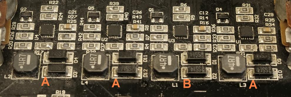 Een zwarte print met SMD weerstanden, condensatoren, diodes, G5966 LED-drivers en 4 spoelen, de LED-drivers in een Tristar 4 ledlampje
