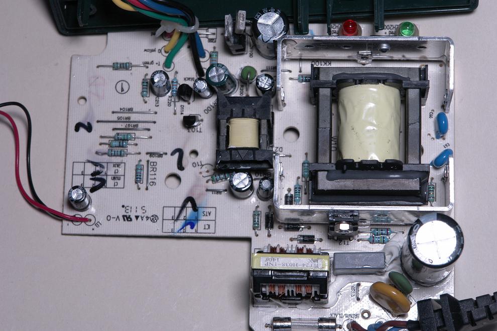 Een printplaat van een Metabo ASC30 acculader met diverse transformators, elco's weerstanden en overige onderdelen