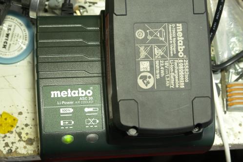 The fixed Metabo ASC 30, charging a battery