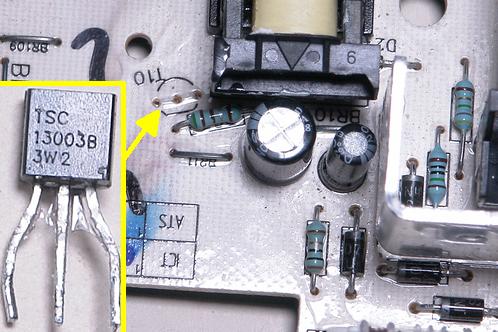 Een close-up van een printplaat van een Metabo ASC30 acculader inclusief detail van de TSC13003 transistor