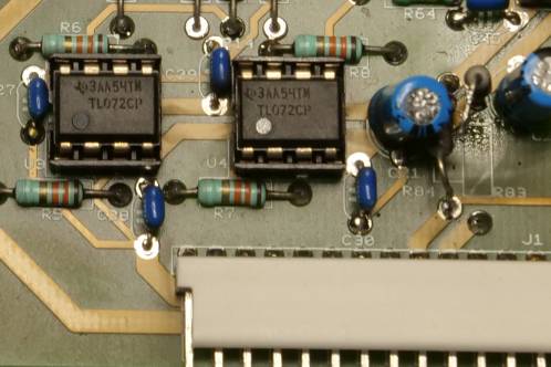 Doorgebrande zekering-weerstanden R83 en R84 op de uitgangsprint van een Rodec BX-14 mengpaneel