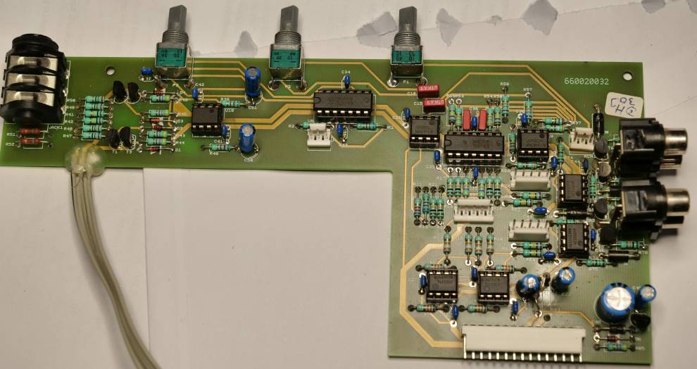 Een deel van voedingsprint, uitgangsprint, crossfader en masterfaders van een Rodec BX-14 mengpaneel zichtbaar