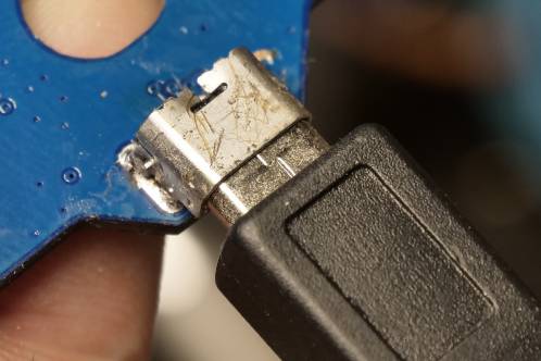 Een micro-USB kabel in een micro-USB connector gestoken